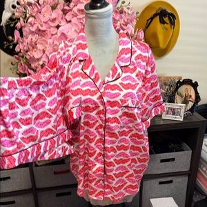 Victoria's Secret Pink Lip Print Pajama Set silky feel.
